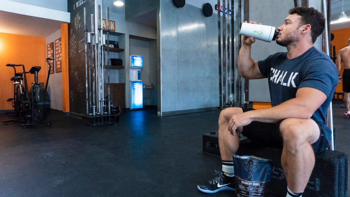Sportler bei Training mit gesundem Essen